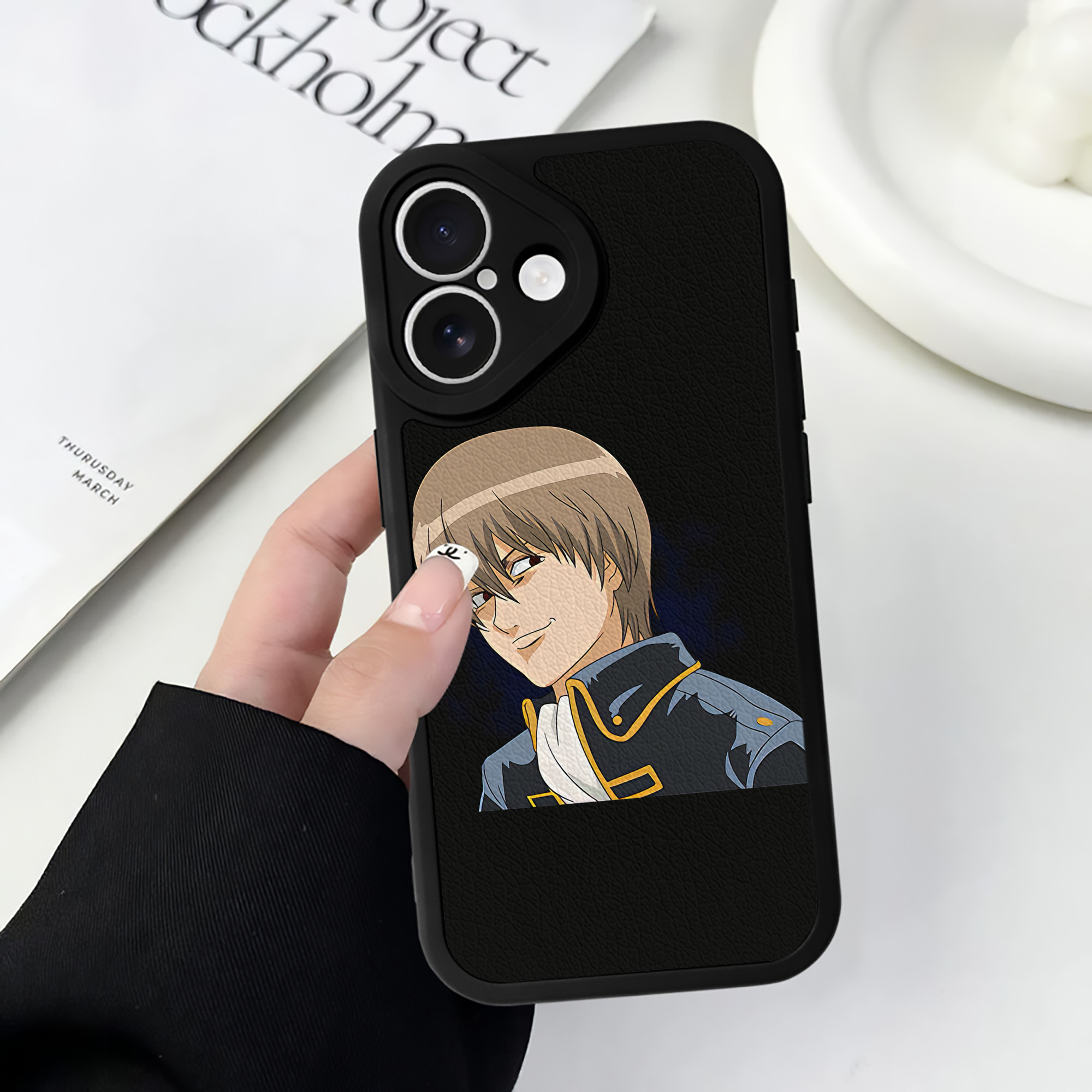 （画像用） ぎんたま 坂田銀時（さかたぎんとき） 神楽 志村新八（しむら しんぱち） GINTAMA Sakata Gintoki Kagura Shimura Shinpachi 【iPhone 16シリーズ対応】シリコンスマホケース（レザー調） 材質：シリコン